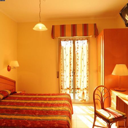 Hotel Casella Pietra Ligure Habitación foto