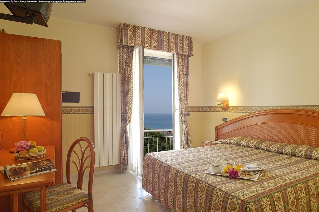 Hotel Casella Pietra Ligure Habitación foto