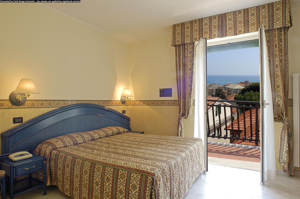 Hotel Casella Pietra Ligure Habitación foto